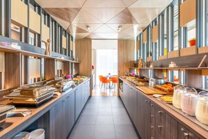 Café da manhã com buffet grátis todos os dias