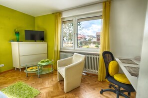 Economy Single Room, 1 Large Single Bed, Shared Bathroom | Individually decorated, individually furnished, desk, iron/ironing board - Pension Weinsberger Tal (Loewenstein)