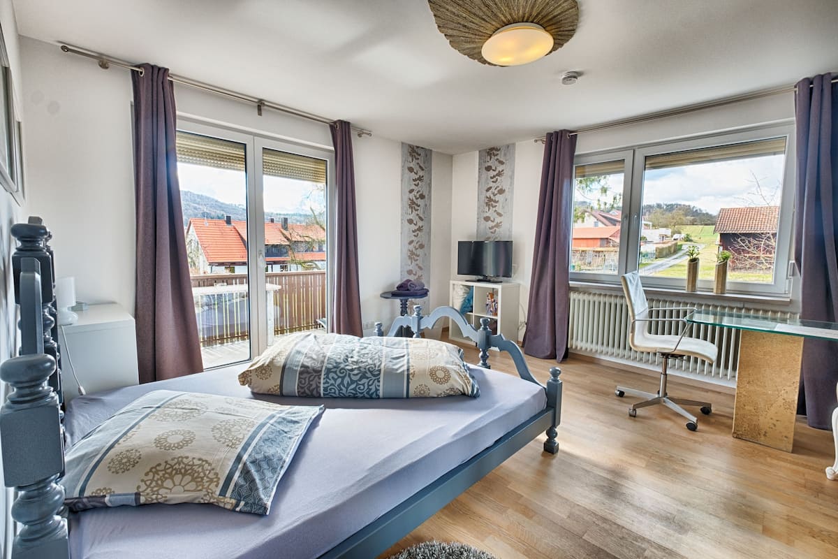 Habitación individual económica, baño compartido, vista a la montaña | Decoración personalizada, muebles diferentes y escritorio