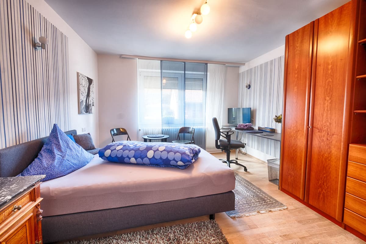 Habitación individual económica, baño compartido | Decoración personalizada, muebles diferentes y escritorio