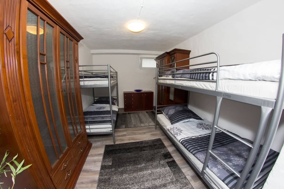 Habitación cuádruple básica, cocina | Decoración personalizada, muebles diferentes y escritorio
