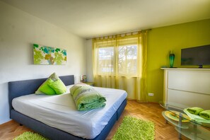 Economy Single Room, 1 Large Twin Bed, Shared Bathroom | Individually decorated, individually furnished, desk, iron/ironing board - Pension Weinsberger Tal (Loewenstein)