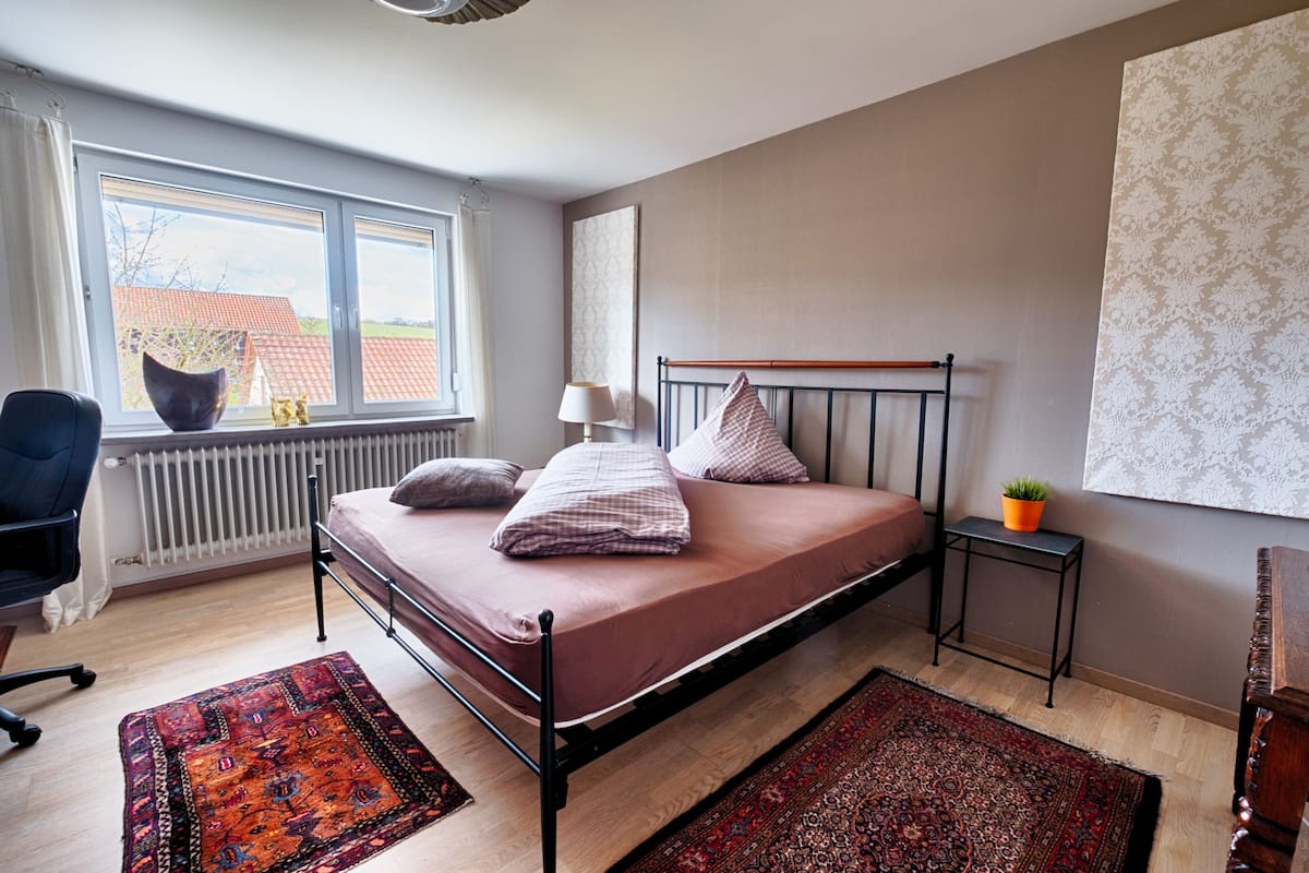 Habitación doble económica, baño compartido | Decoración personalizada, muebles diferentes y escritorio