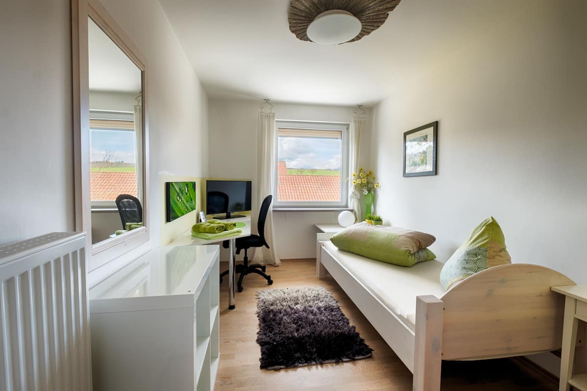 Habitación individual básica, baño compartido | Decoración personalizada, muebles diferentes y escritorio