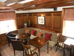 Lunch and dinner served, British cuisine - Crown Inn Coniston (Coniston)