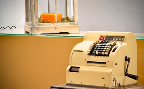 A vintage cash register with a display showing "0000". - Hotel Solar do Bom Jesus (Santa Cruz)