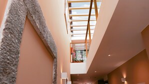 A modern interior with a skylight, wooden beams, and a carpeted floor. - Hotel Solar do Bom Jesus (Santa Cruz)