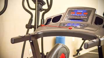 Una bicicleta estática con pantalla digital y panel de control.