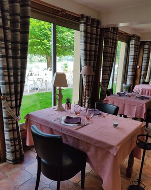 Serveert lunch en diner, Franse gerechten
