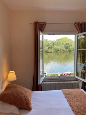 Room, River View | Premium bedding, in-room safe, desk, laptop workspace - Hostellerie du Pavillon St Hubert (Gouvieux)
