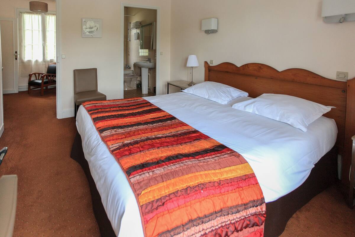 ルーム リバービュー | 高級寝具、セーフティボックス (室内)、デスク、WiFi (無料)