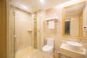 Superior Double Room | Bathroom | Shower, free toiletries, hair dryer, bathrobes - Vienna Hotel Panyu Nan Cun JinJiang Branch (Guangzhou)