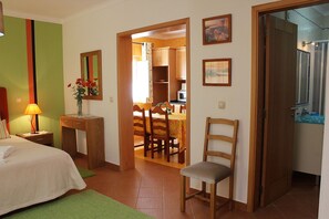 Cots/infant beds, free WiFi