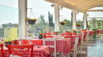 5 restaurants; breakfast, lunch, and dinner served
