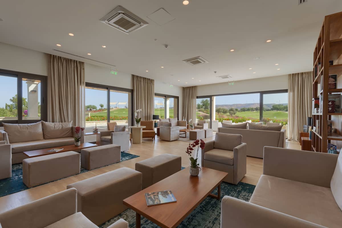 2 bars/lounges, beach bar