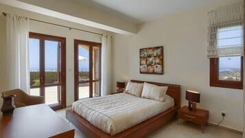 Villa junior, 3 habitaciones, alberca privada, junto a la alberca | Caja de seguridad en la habitación y decoración personalizada