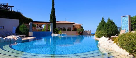 5 outdoor pools, pool umbrellas, pool loungers