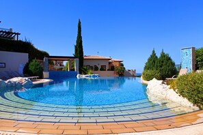 5 outdoor pools, pool umbrellas, sun loungers - Aphrodite Hills Rentals – Junior Villas (Kouklia)