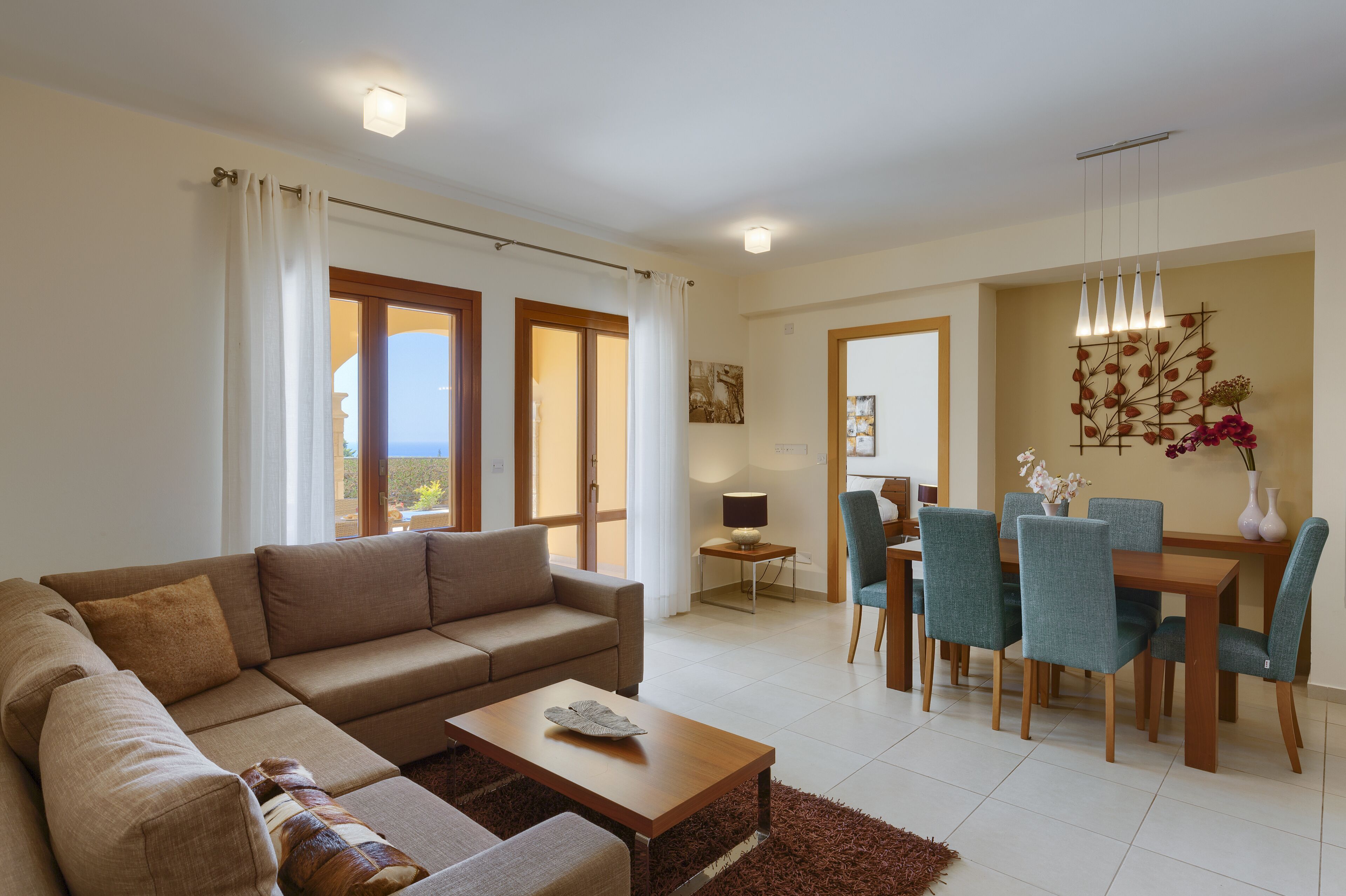 Un salon comprenant un canapé, une table basse et un coin repas avec des chaises et une table.