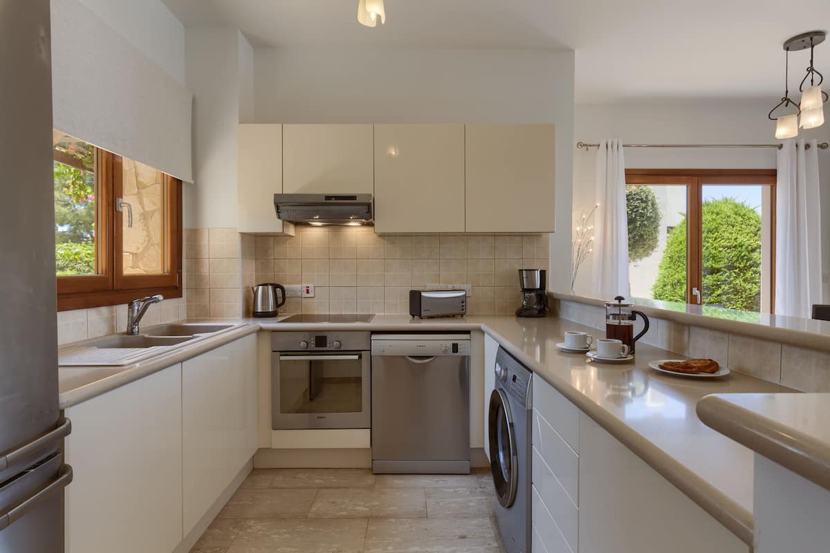 junior villa, 3 bedrooms, private pool, poolside | private kitchen | fridge, microwave, oven, stovetop