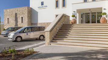 Un edificio con fachada de piedra y un cartel que dice "Aphrodite Hills Holiday Residences".