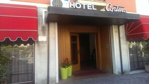 A hotel entrance with a sign reading "HOTEL Cortez". - Hotel Cortina (Garda)