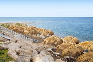 Beach nearby, free beach shuttle, sun loungers, beach umbrellas