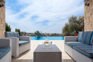 Superior-Villa, 3 Schlafzimmer, eigener Pool, Poolblick | Terrasse/Patio