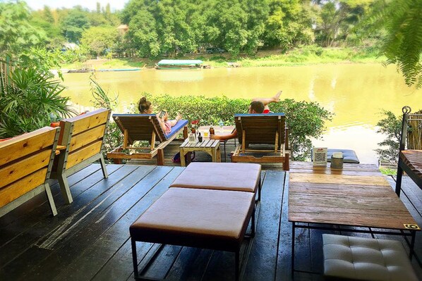 Terrace/patio - Sleep Ping Bed & River Bar - Hostel (Chiang Mai)