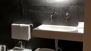 Superior Double Room | Bathroom