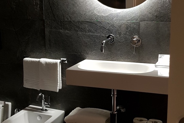 Superior Double Room | Bathroom | Shower, free toiletries, hair dryer, bidet