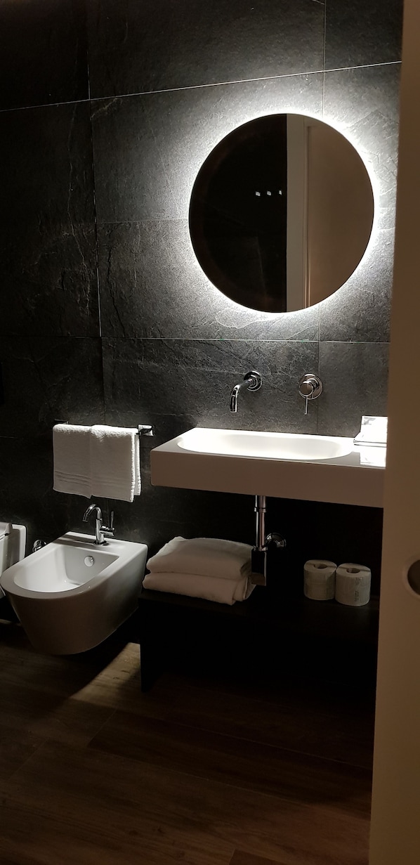 Superior-dobbeltværelse | Badeværelse | Bruser, gratis toiletartikler, hårtørrer, bidet