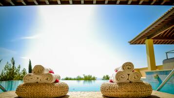 5 outdoor pools, pool umbrellas, sun loungers