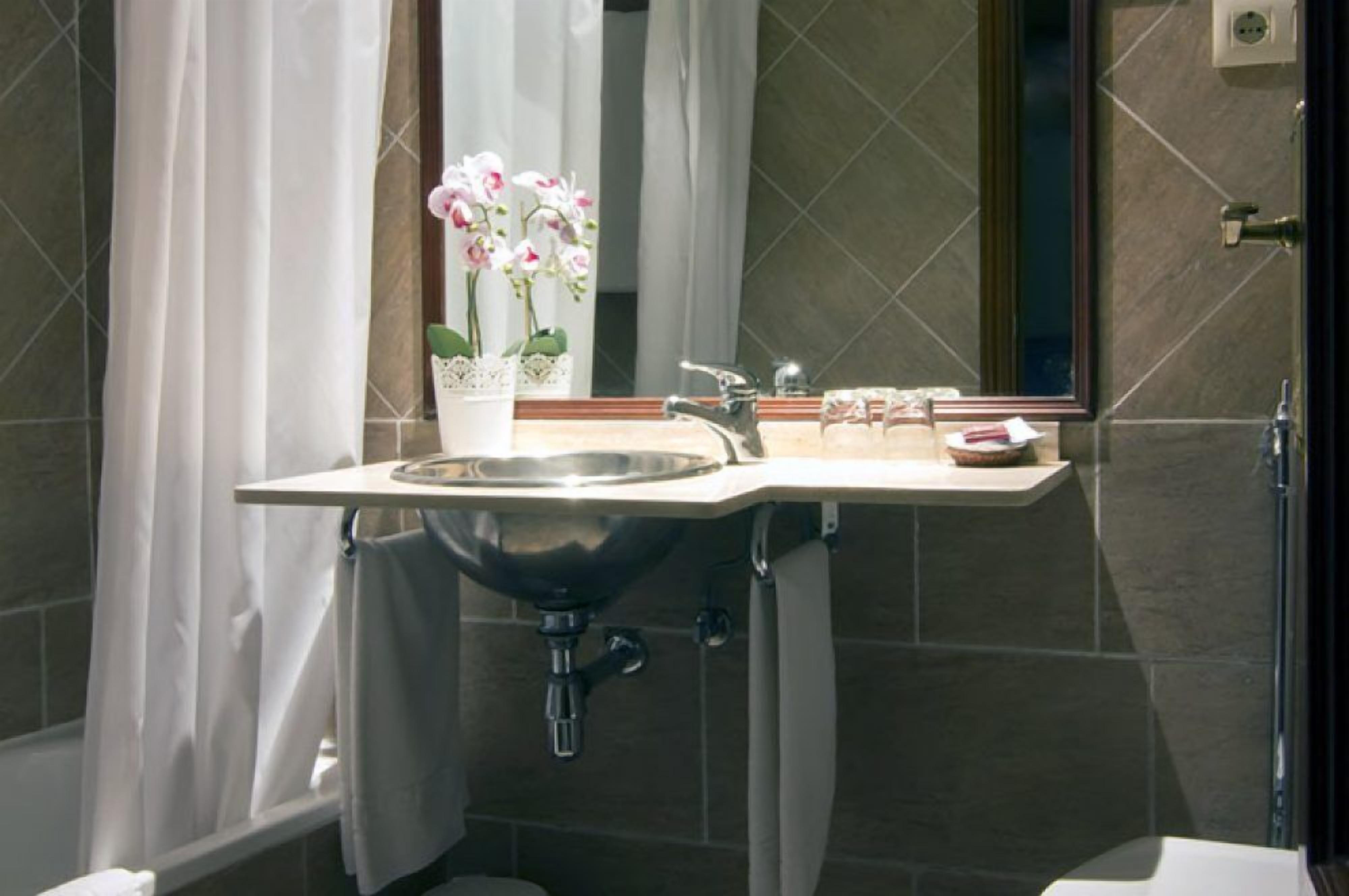 Tweepersoonskamer | Badkamer | Gratis toiletartikelen, een haardroger, handdoeken