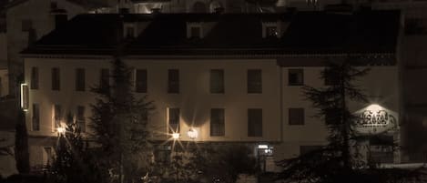 Fassade der Unterkunft – Abend/Nacht