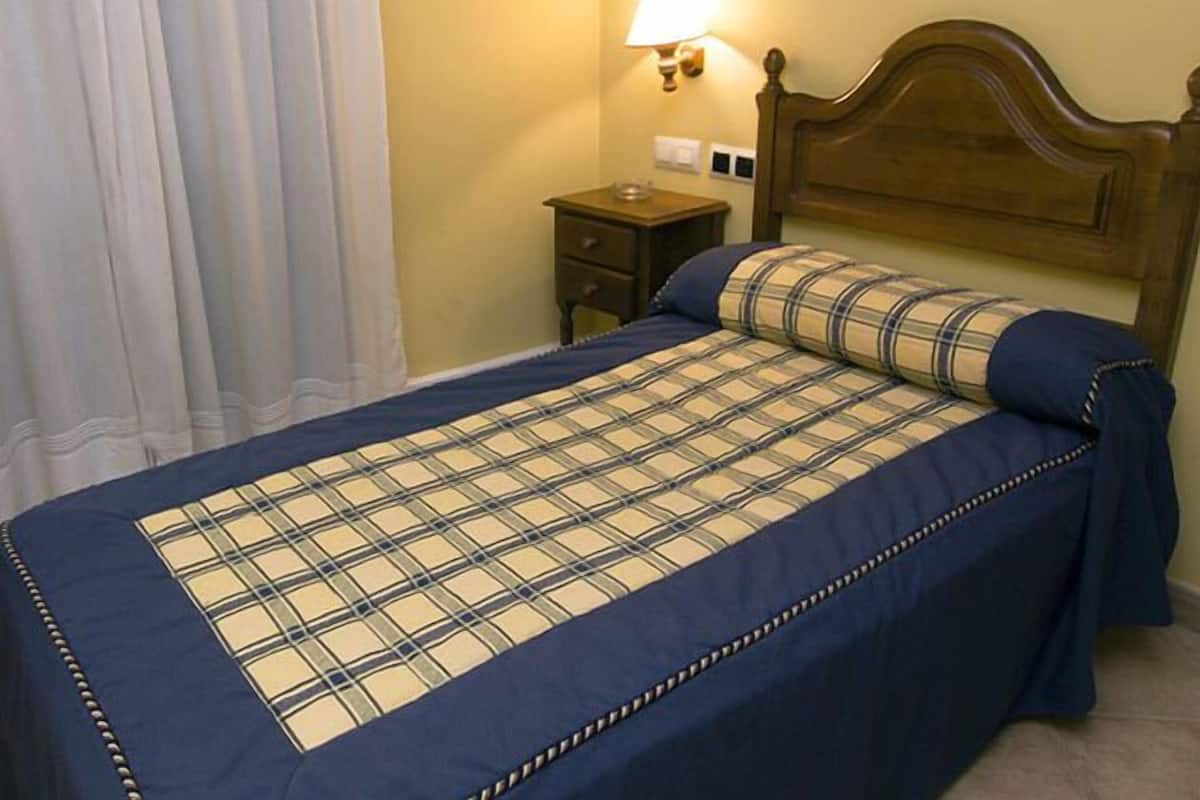 Quarto solteiro | Roupas de cama premium, cofres nos quartos, escrivaninha