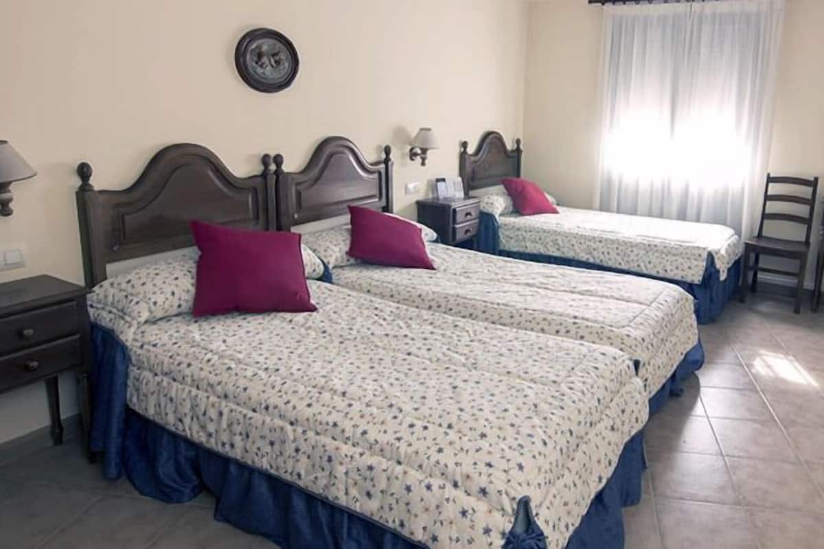 Quarto triplo | Roupas de cama premium, cofres nos quartos, escrivaninha