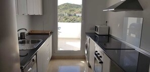 Full-sized fridge, oven, stovetop, coffee/tea maker