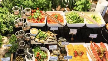 Un bufé con distintos alimentos y salsas.
