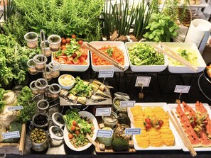 Un bufé con distintos alimentos y salsas.