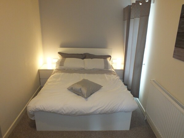 1 bedroom, memory-foam beds, iron/ironing board, free WiFi - The Castle Lodge (Tredegar)