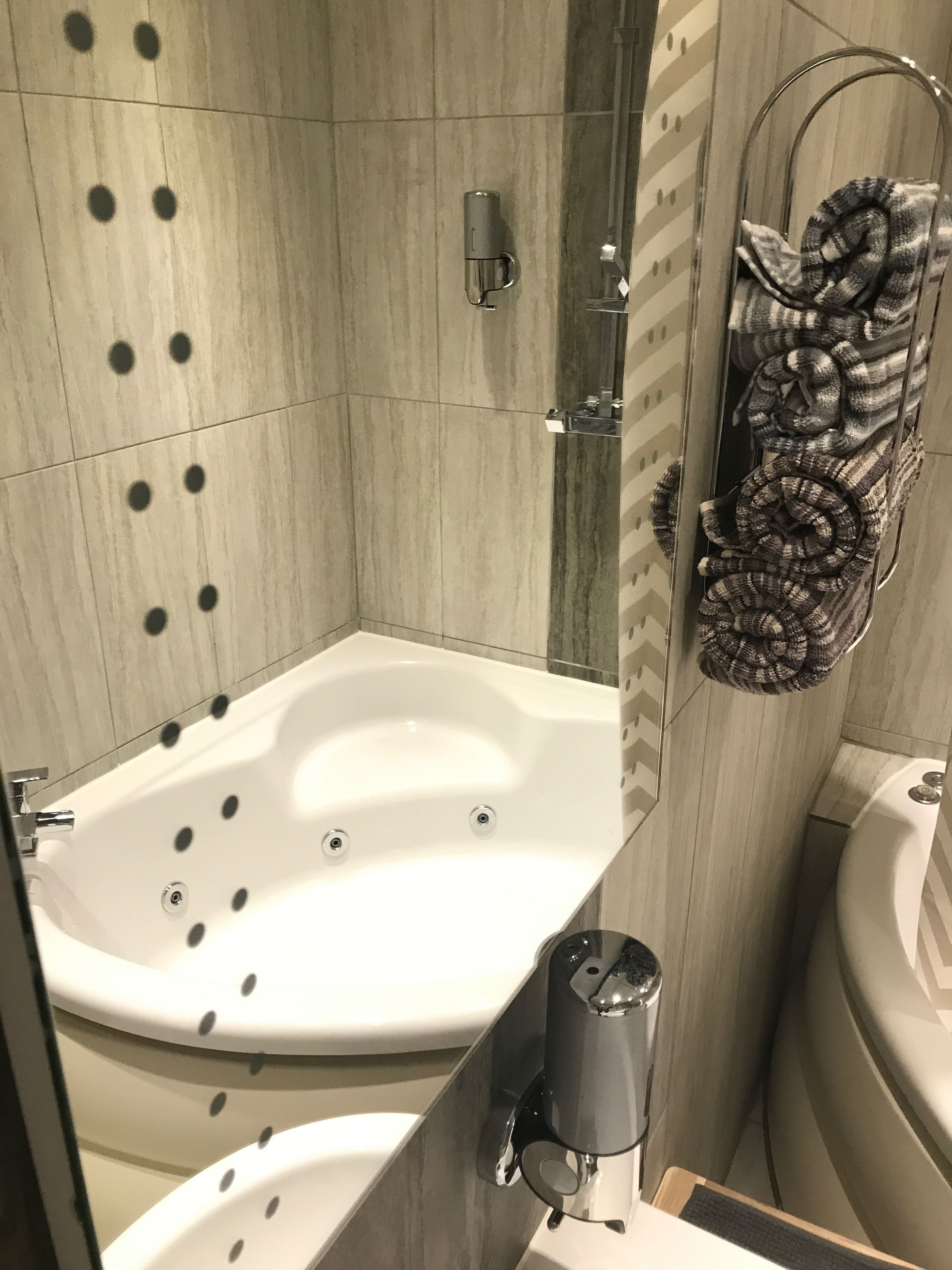 Apartment No1 | Bathroom | Combined shower/tub, free toiletries, towels