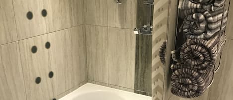 Apartment No1 | Badeværelse | Kombination af bruser/badekar, gratis toiletartikler, håndklæder