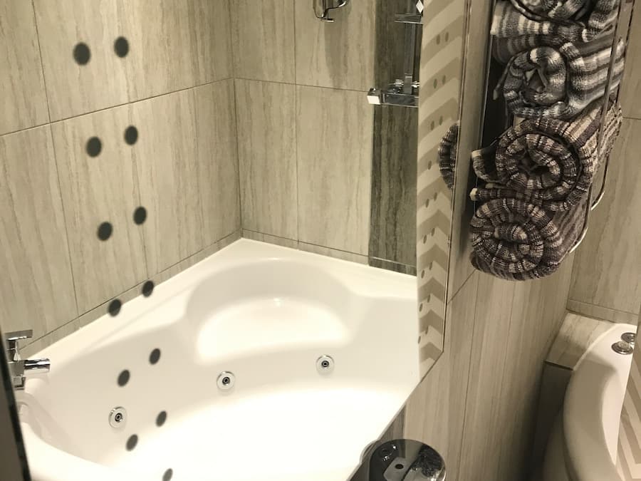 Apartment No1 | Bathroom | Combined shower/bathtub, free toiletries, towels