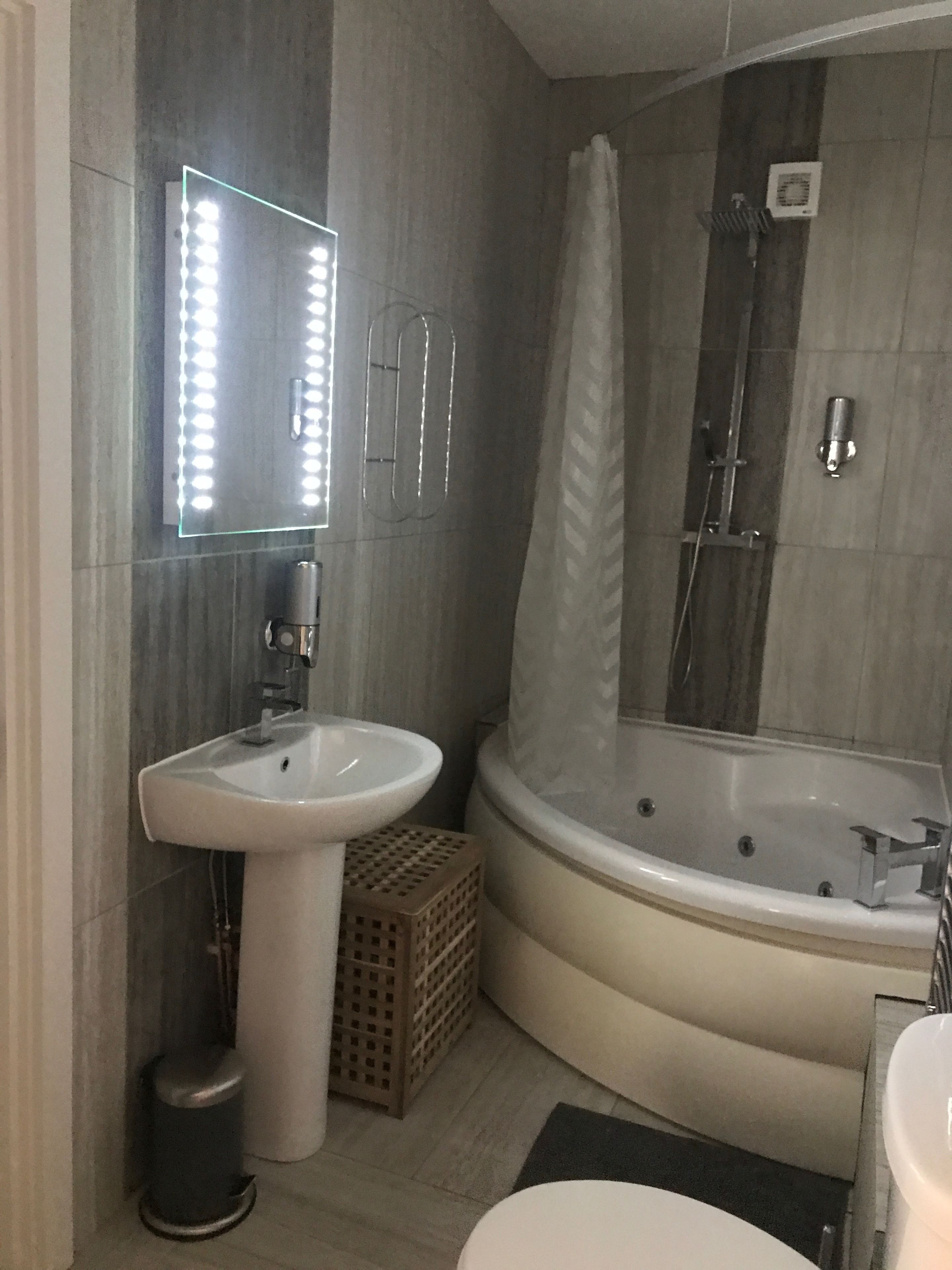 Apartment No1 | Bathroom | Combined shower/bathtub, free toiletries, towels