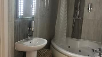 Apartment No1 | Bathroom | Combined shower/bathtub, free toiletries, towels
