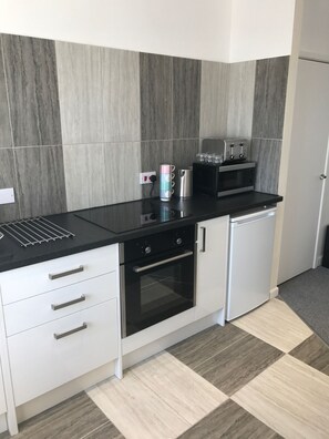 Apartment No13 | Cocina privada | Frigorífico, microondas, horno y placa de cocina