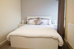 1 chambre, lit avec matelas en mousse à mémoire