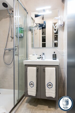 Apartment, 1 Bedroom, River View (2nd Floor) | Bathroom | Shower, free toiletries, hair dryer, bathrobes - Douro Riverside Apartments (Vila Nova de Gaia)