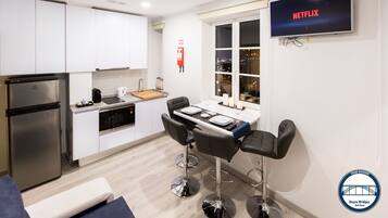 Apartment, 1 Schlafzimmer, Flussblick (3rd Floor) | Wohnzimmer | 32-Zoll-Flachbildfernseher mit Digitalempfang, LED-Fernseher